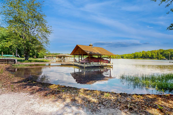 Rustic lakehouse with views, kayaks, Wifi, Central AC & cozy firepit nights