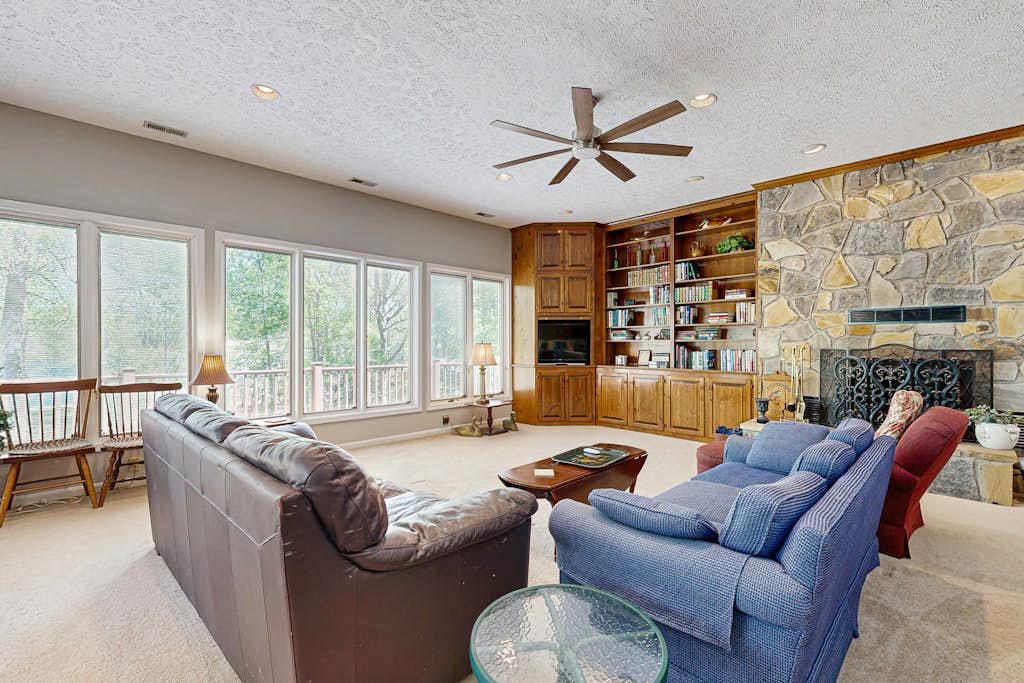 Rustic lakehouse with views, kayaks, Wifi, Central AC & cozy firepit nights