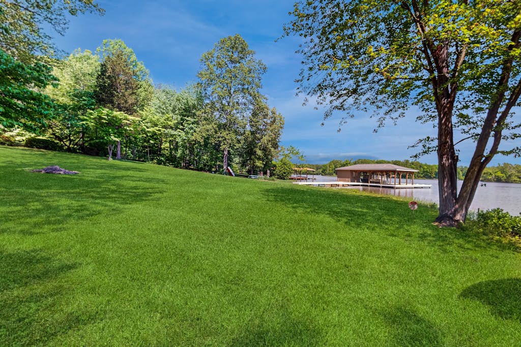 Rustic lakehouse with views, kayaks, Wifi, Central AC & cozy firepit nights
