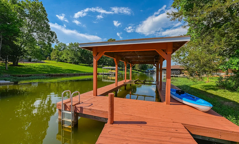 Quiet lake home with two kayaks, furnished deck, grill & fast WiFi - dogs OK