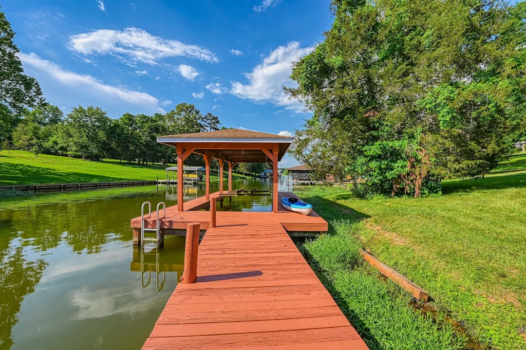 Quiet lake home with two kayaks, furnished deck, grill & fast WiFi - dogs OK