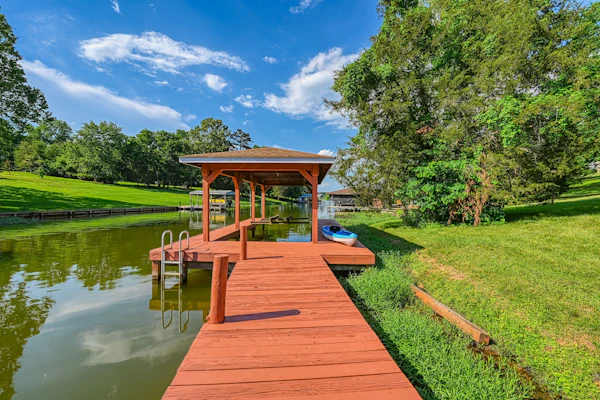 Quiet lake home with two kayaks, furnished deck, grill & fast WiFi - dogs OK