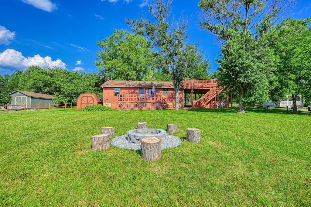 Quiet lake home with two kayaks, furnished deck, grill & fast WiFi - dogs OK