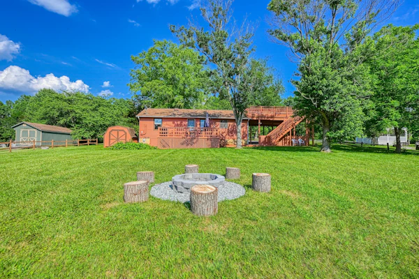 Quiet lake home with two kayaks, furnished deck, grill & fast WiFi - dogs OK