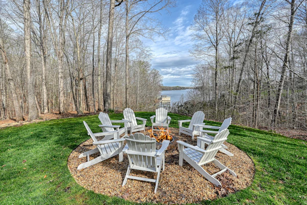 Renovated lakehouse with dock, hot tub, firepit & bi-level deck - dogs OK