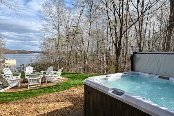 Renovated lakehouse with dock, hot tub, firepit & bi-level deck - dogs OK