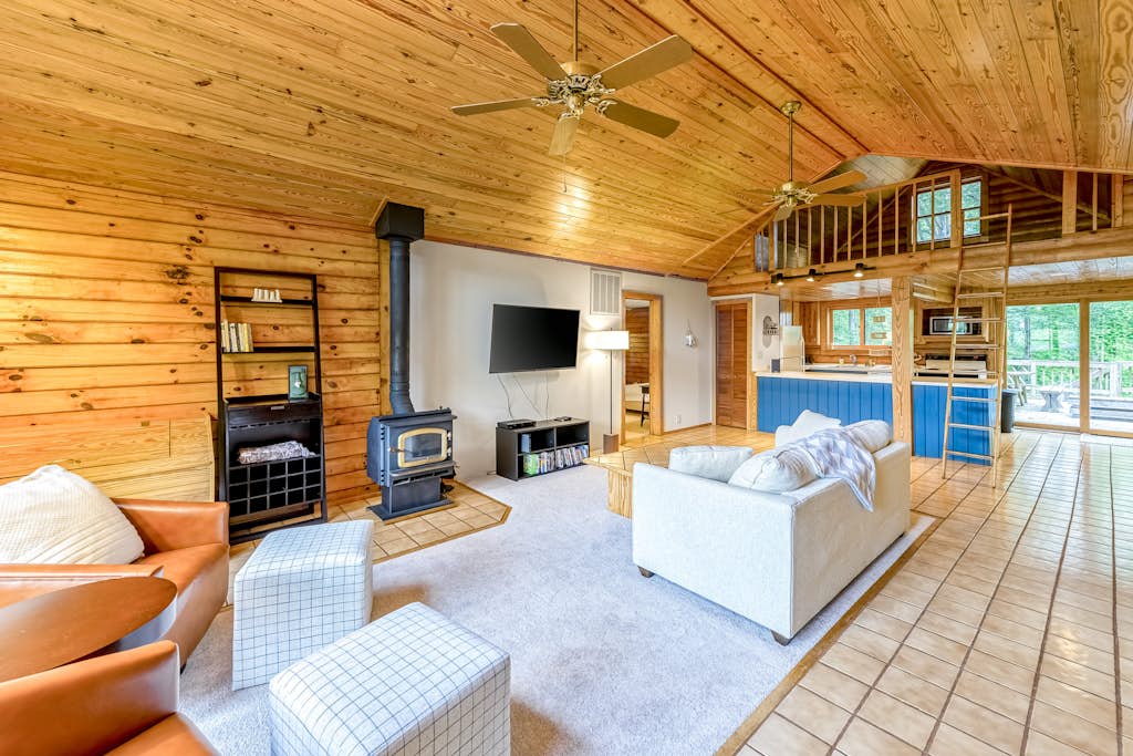 Lakeside log home with a private deck, WiFi, firepit, central AC, & washer/dryer