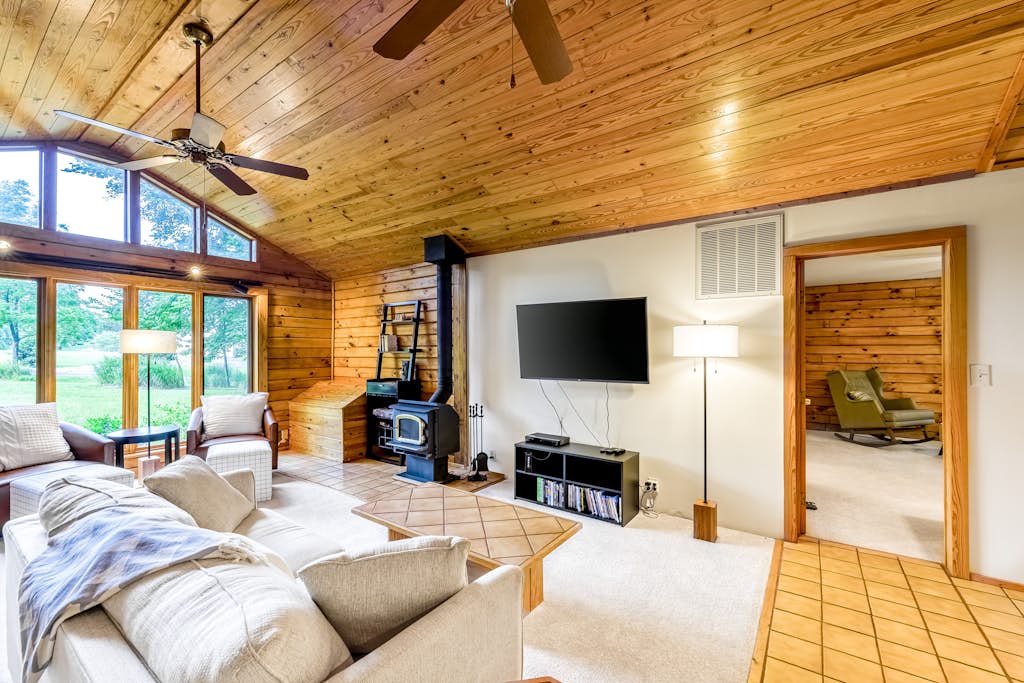 Lakeside log home with a private deck, WiFi, firepit, central AC, & washer/dryer