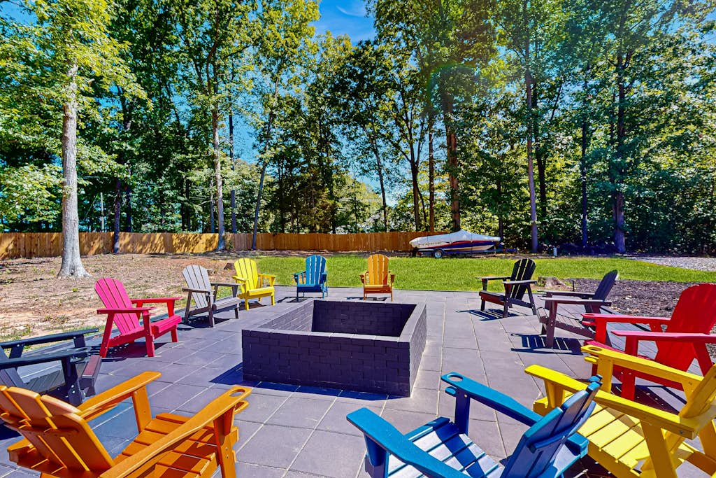 Dog-Friendly spacious house w/private pool, private pool table & ping pong table