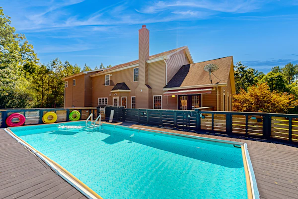 Dog-Friendly spacious house w/private pool, private pool table & ping pong table