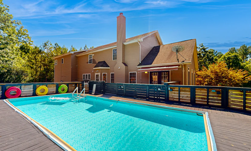 Dog-Friendly spacious house w/private pool, private pool table & ping pong table