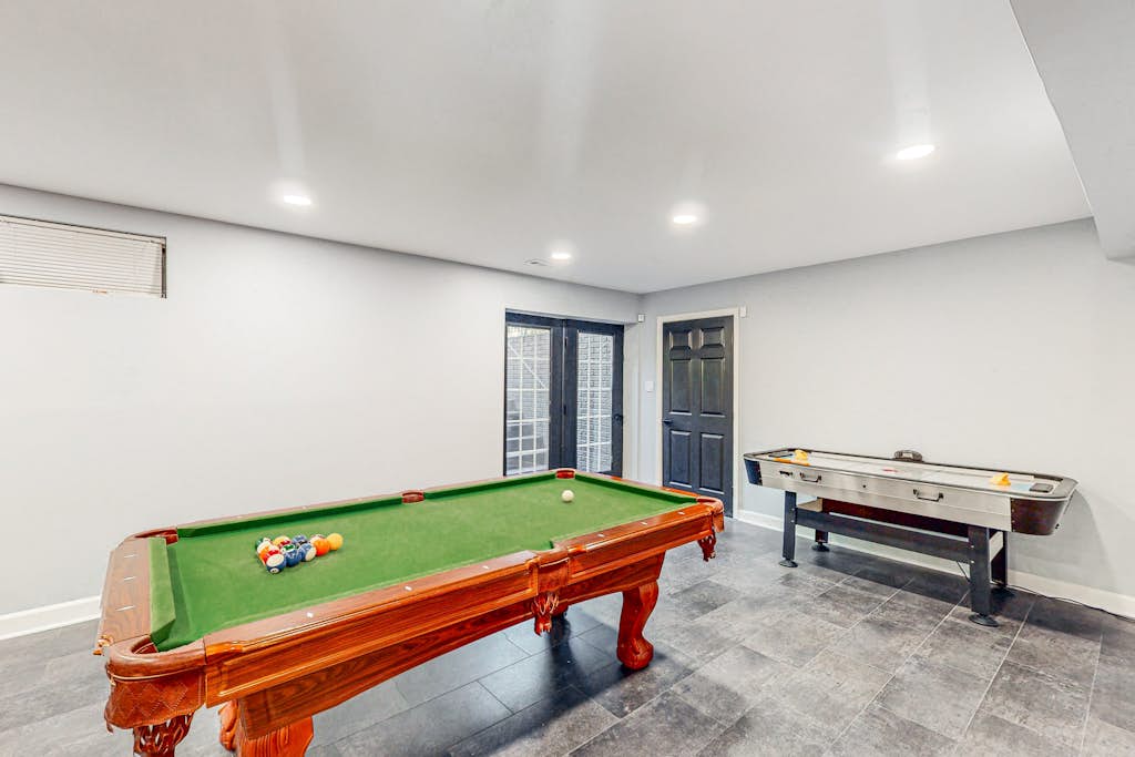 Dog-Friendly spacious house w/private pool, private pool table & ping pong table