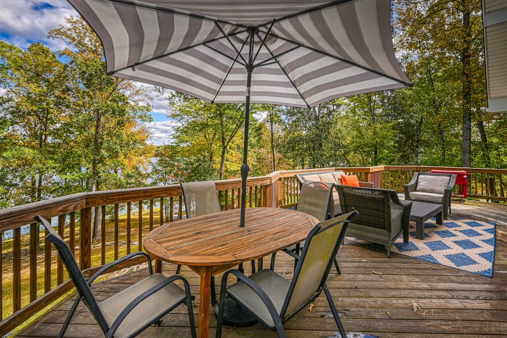 Beautiful lakefront home with fireplace, deck, central AC, & washer/dryer