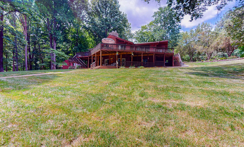 Lakefront retreat w/private dock, fast WiFi, gas grill & central AC, dogs