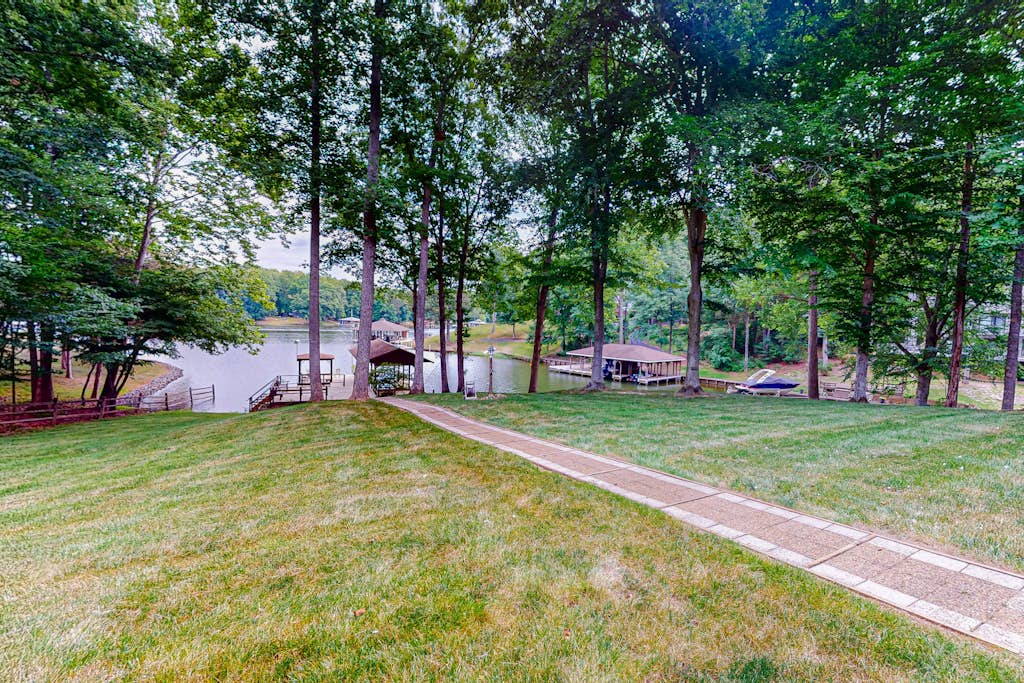 Lakefront retreat w/private dock, fast WiFi, gas grill & central AC, dogs