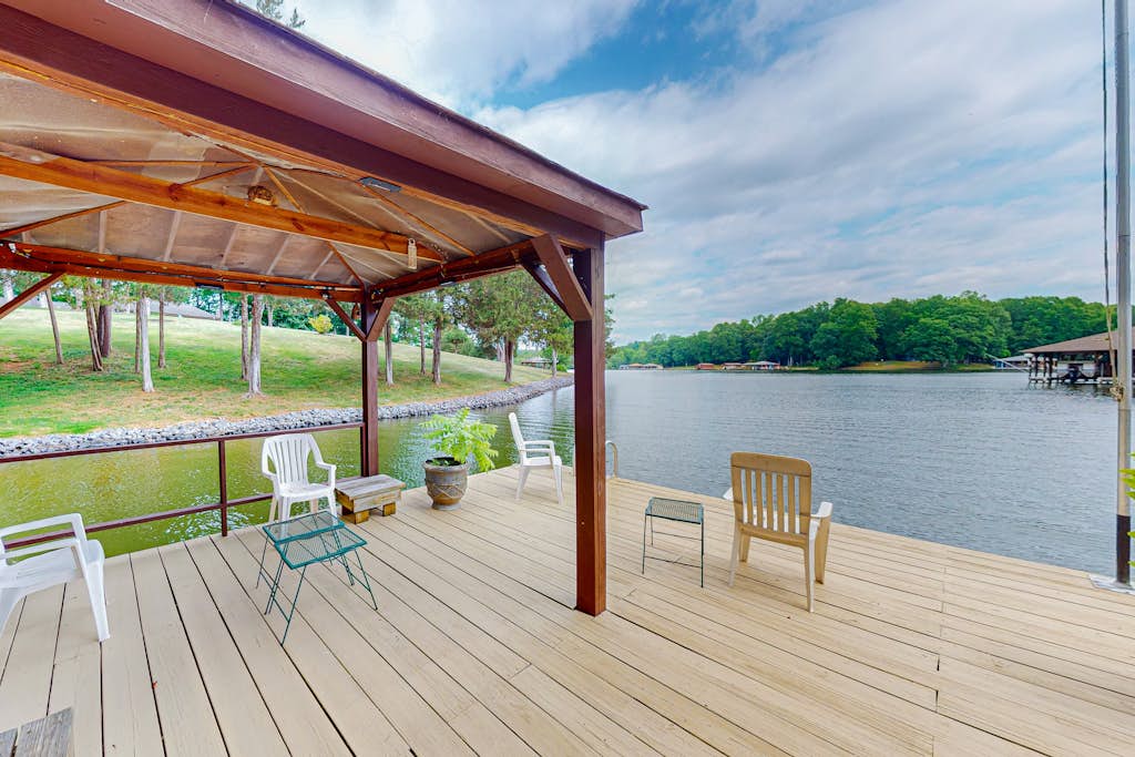 Lakefront retreat w/private dock, fast WiFi, gas grill & central AC, dogs