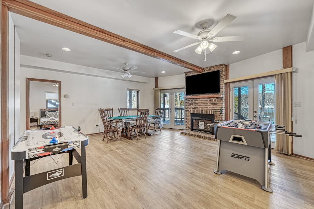 Lakefront retreat w/private dock, fast WiFi, gas grill & central AC, dogs