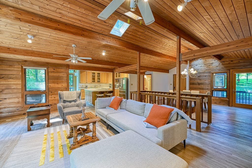 Lakefront retreat w/private dock, fast WiFi, gas grill & central AC, dogs