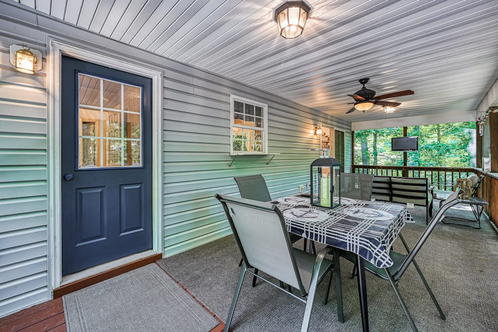 Laid-back lake house with porch, deck, grill, firepit, game room, AC, & W/D