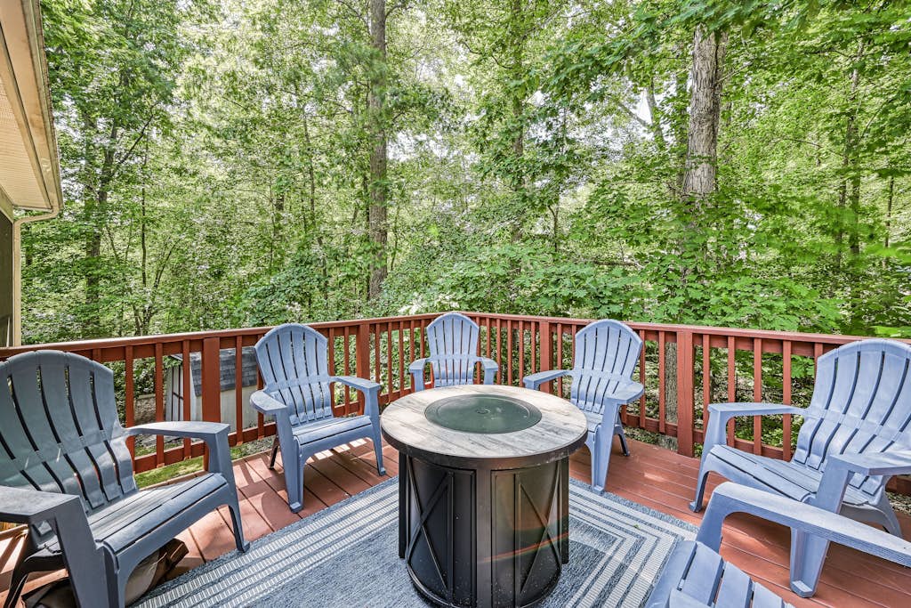 Laid-back lake house with porch, deck, grill, firepit, game room, AC, & W/D