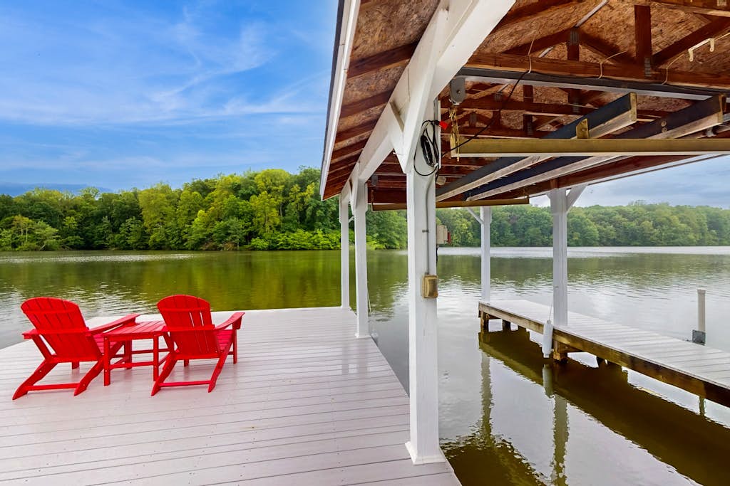 Spacious lakefront house w/patio, balcony, grill & foosball