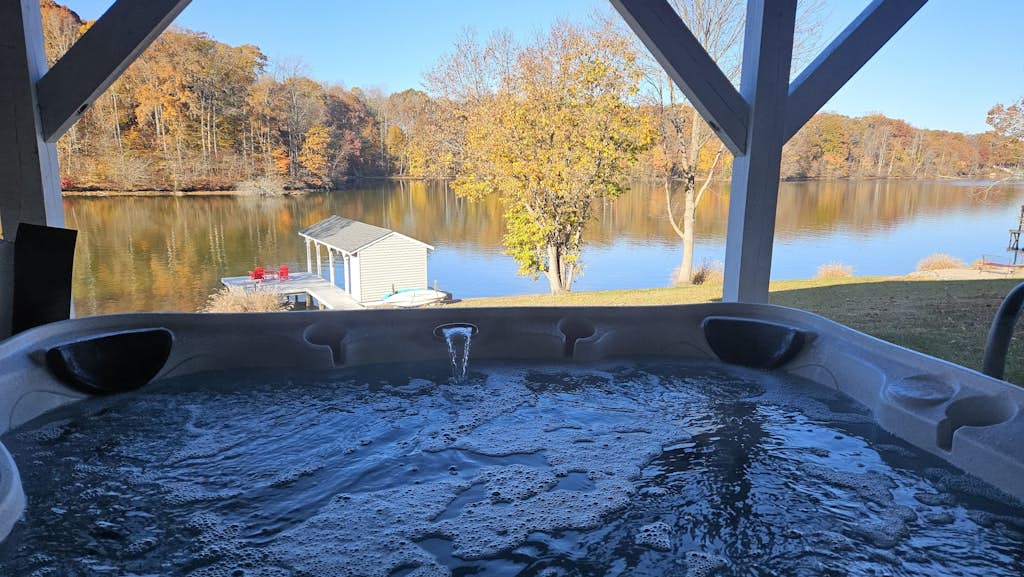 Spacious lakefront house w/patio, balcony, grill & foosball