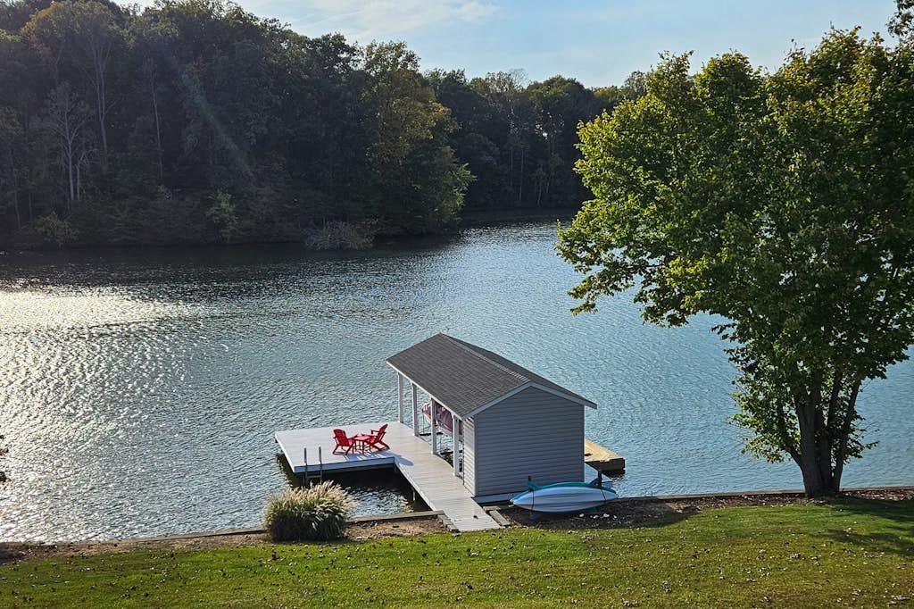 Spacious lakefront house w/patio, balcony, grill & foosball