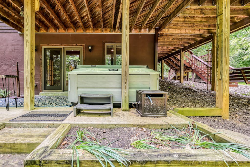 Waterfront cabin with private dock, hot tub, sundeck, outdoor areas, & W/D