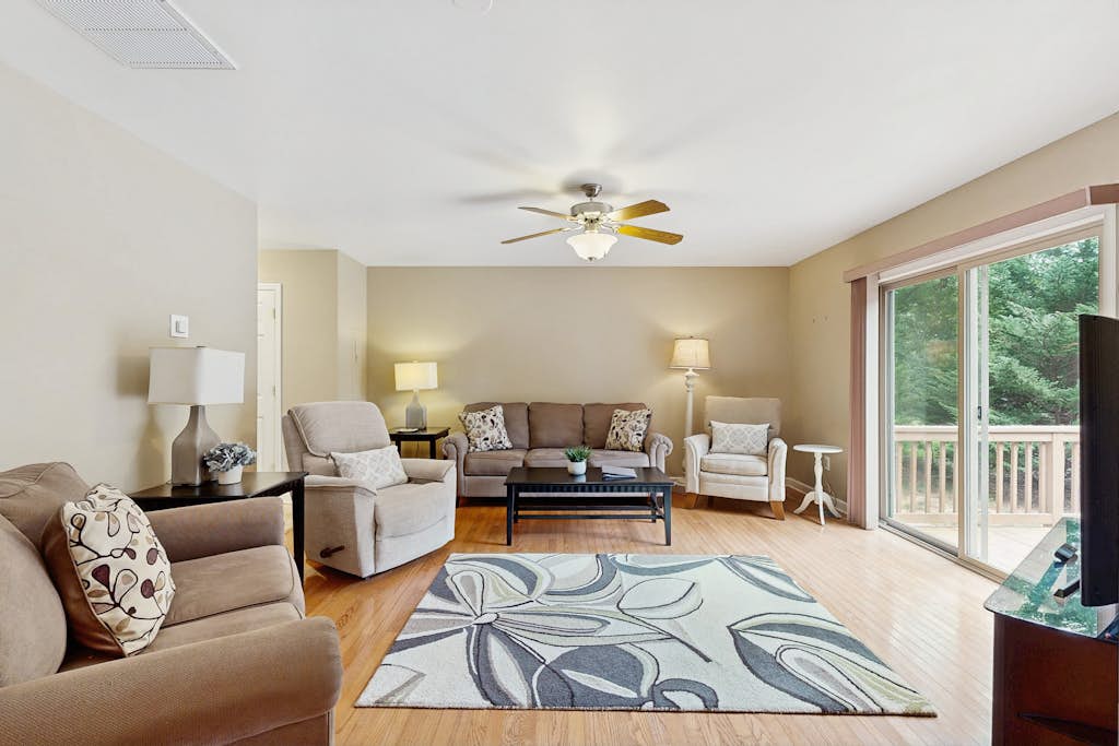 Beautiful retreat with relaxing views, open layout, AC, hot tub, yard & deck