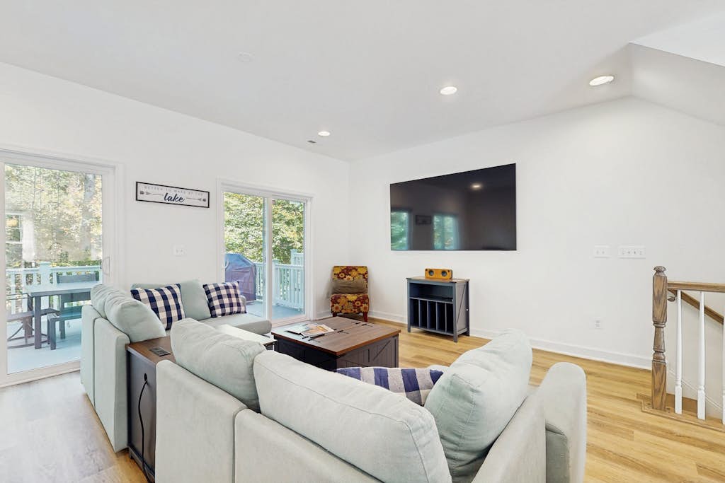 Peaceful lake retreat with scenic balcony, patio, kayaks, shared beach & dock