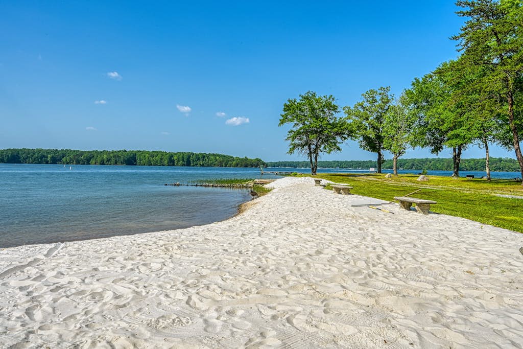 Peaceful lake retreat with scenic balcony, patio, kayaks, shared beach & dock