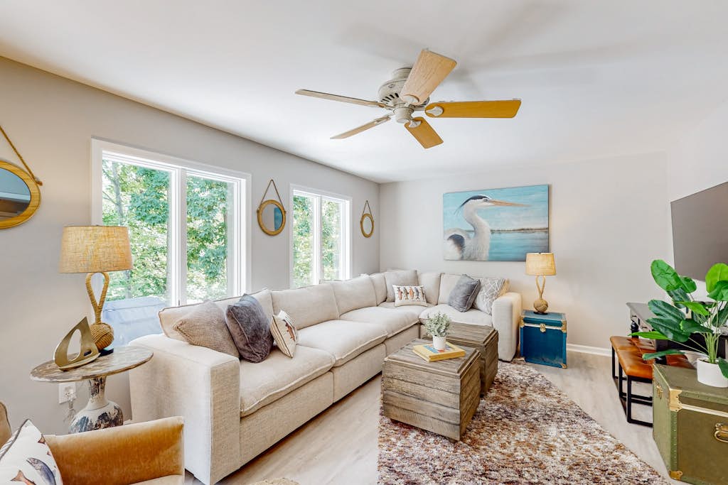 Lakefront house with breathtaking views, private dock & boat launch