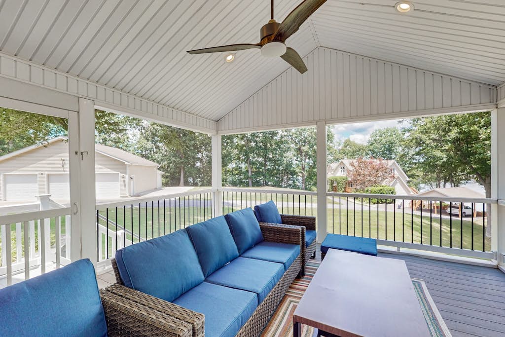 Lakefront house with breathtaking views, private dock & boat launch