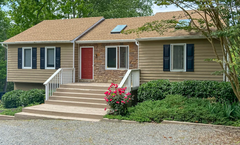 Spacious lakefront house w/ping pong table, fire pit, deck, patio & grill