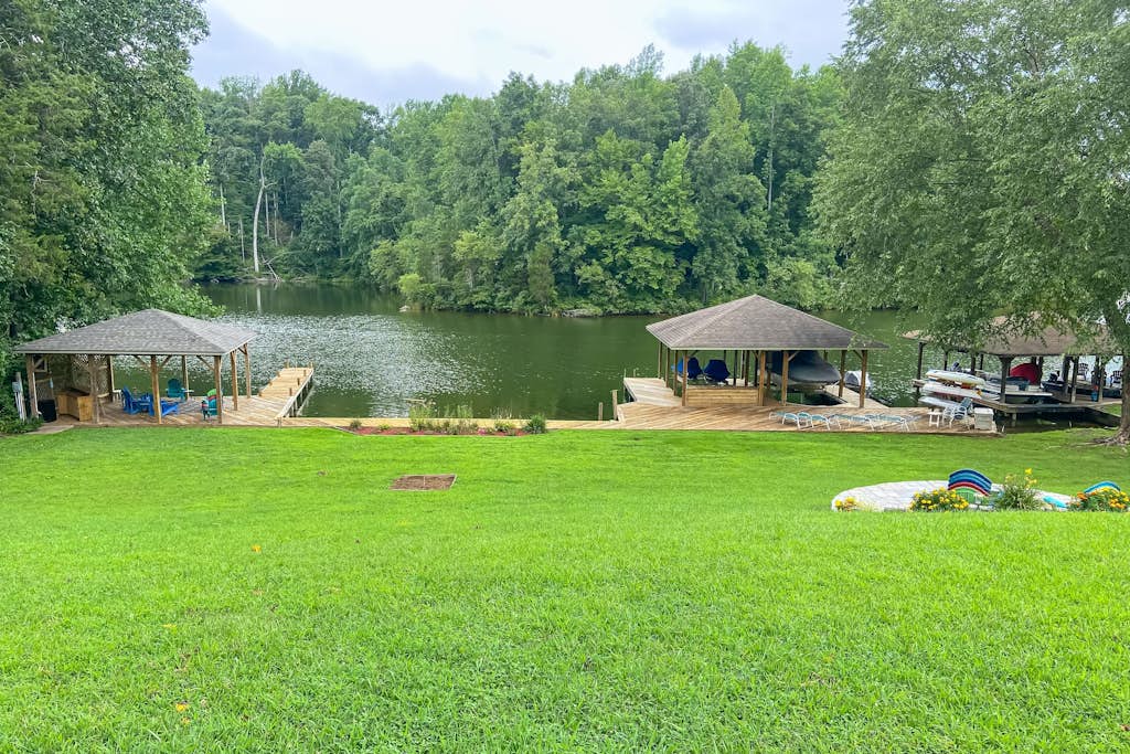 Spacious lakefront house w/ping pong table, fire pit, deck, patio & grill