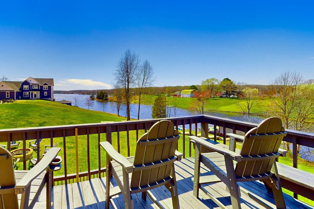 Updated lakefront home & studio with water views, hot tub, dock & game room