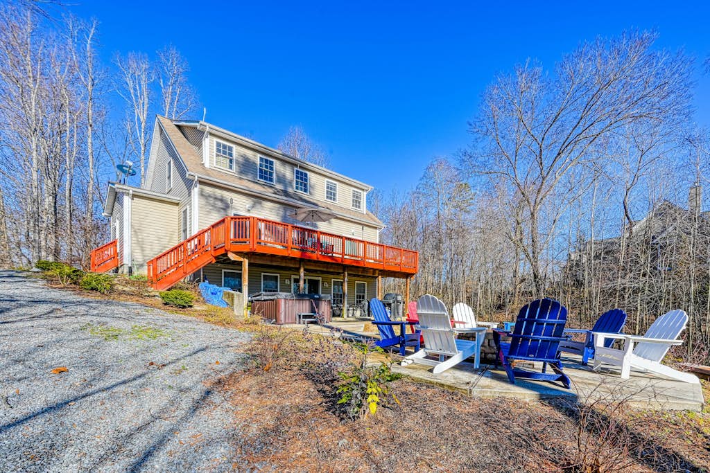 Lakeside retreat with a firepit, dock, deck, hot tub, pool table - dog friendly