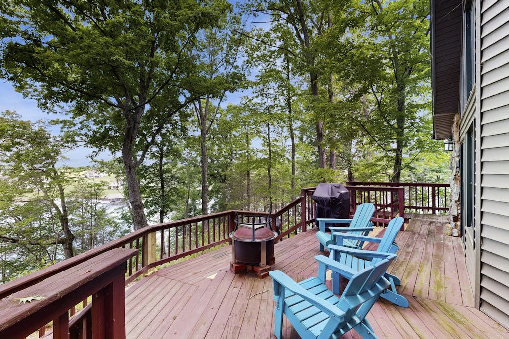 Tranquil lake cabin with private waterfront, modern kitchen, deck & sunset views