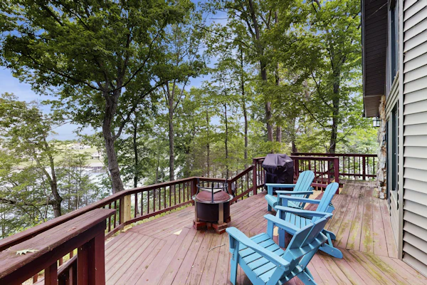 Tranquil lake cabin with private waterfront, modern kitchen, deck & sunset views