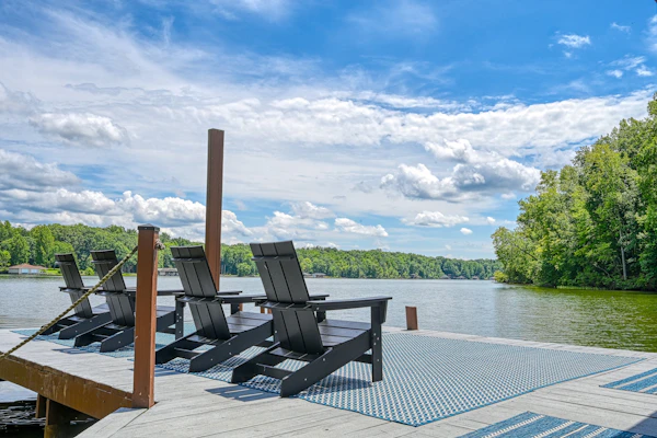Stunning lakefront house with view, Free Wifi and secluded swimming area