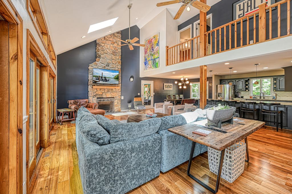 Stunning lakefront house with view, Free Wifi and secluded swimming area