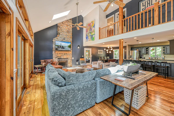 Stunning lakefront house with view, Free Wifi and secluded swimming area