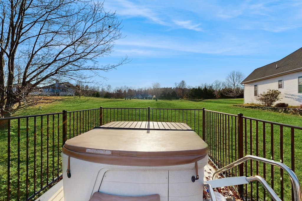 Peaceful lakeside retreat with hot tub, private pool, dock & paddle boards