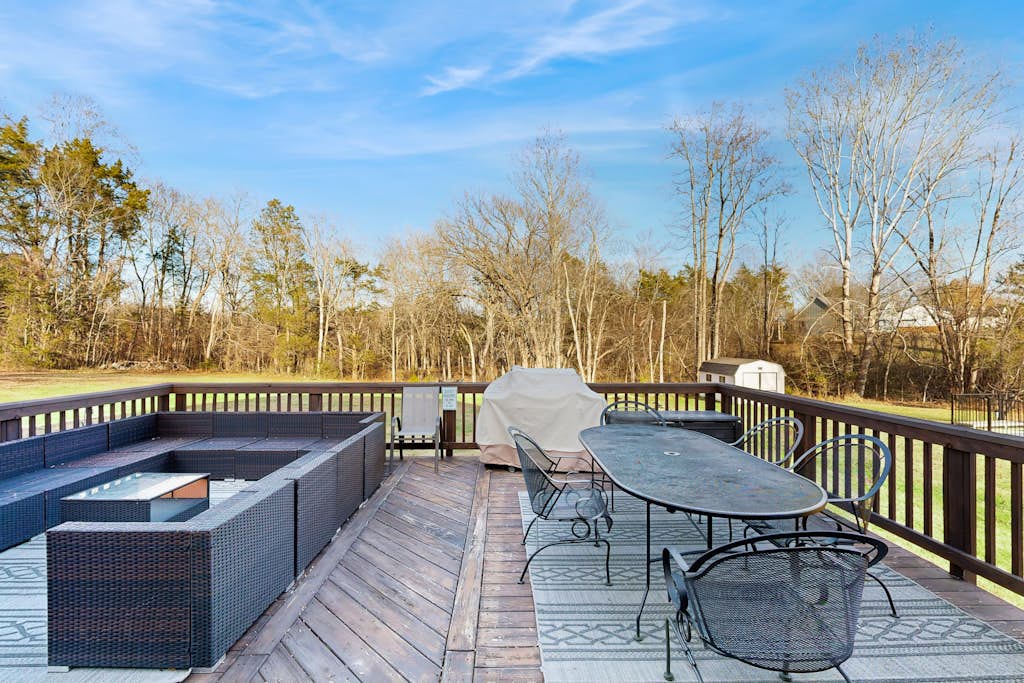 Peaceful lakeside retreat with hot tub, private pool, dock & paddle boards