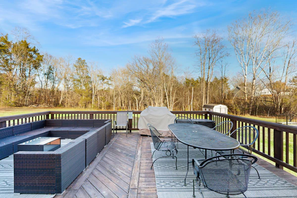 Peaceful lakeside retreat with hot tub, private pool, dock & paddle boards