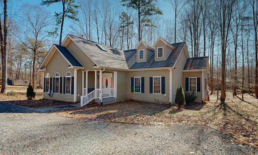 Fun & relaxing getaway with 2 game rooms, fire pits, deck, & more