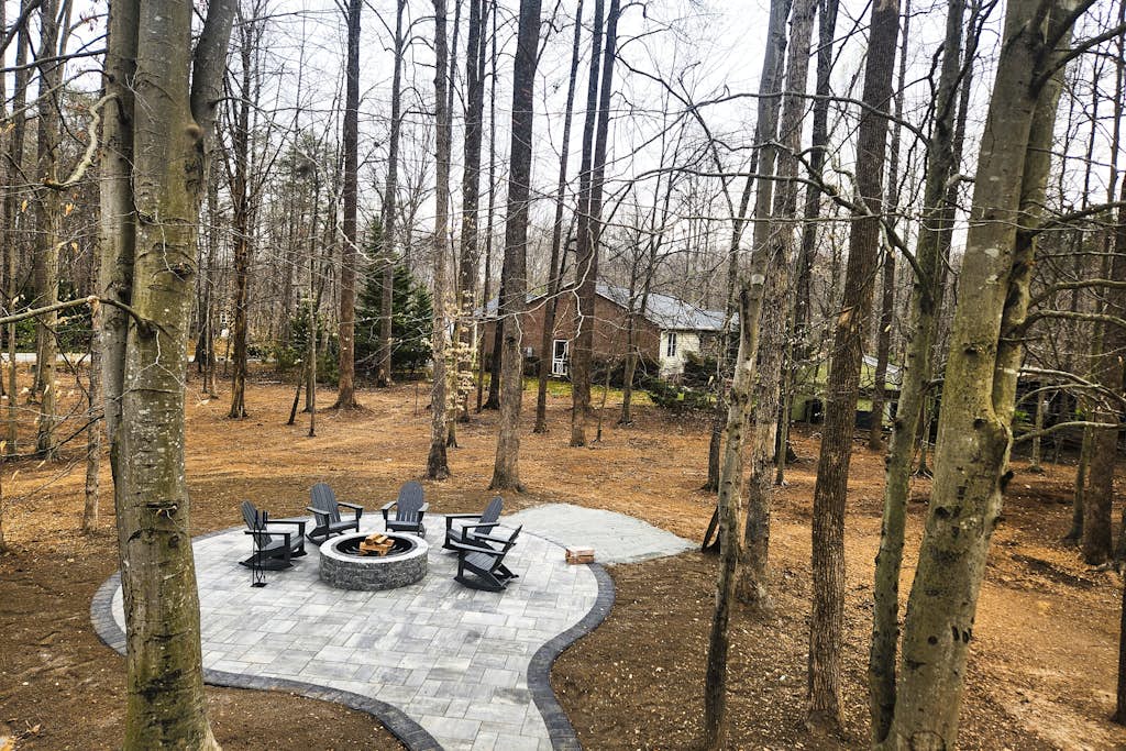 Fun & relaxing getaway with 2 game rooms, fire pits, deck, & more