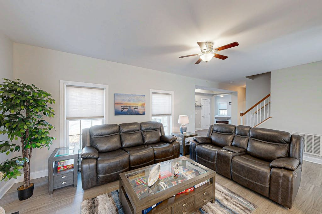 Fun & relaxing getaway with 2 game rooms, fire pits, deck, & more