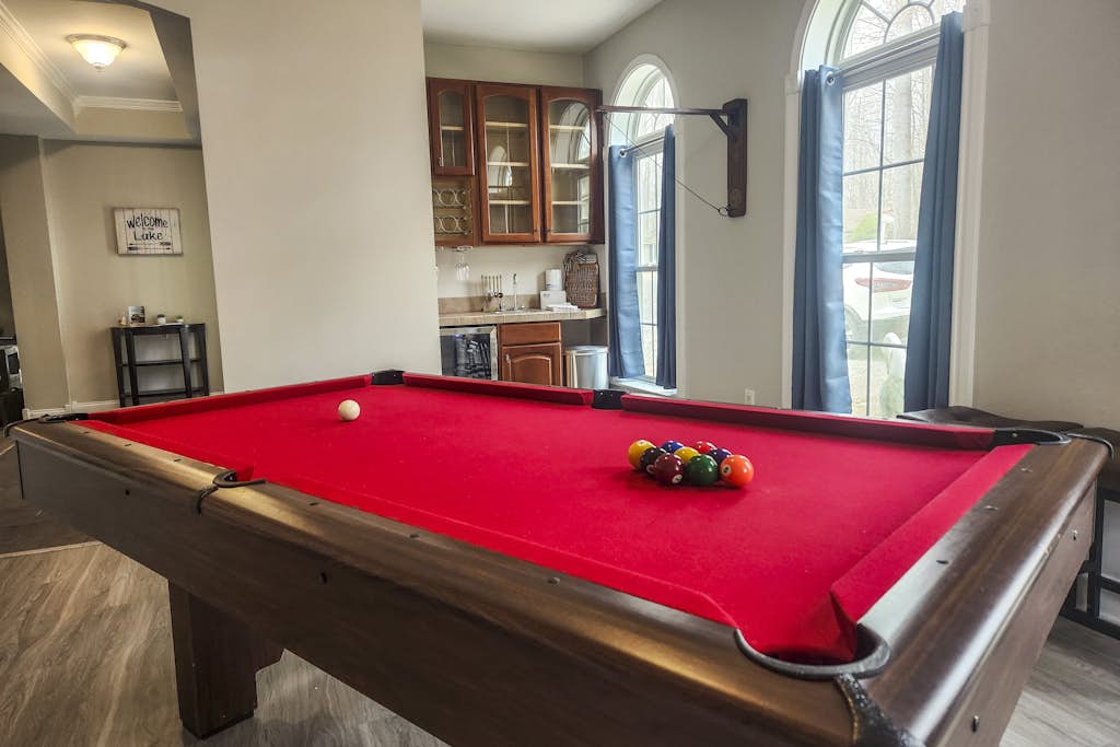 Fun & relaxing getaway with 2 game rooms, fire pits, deck, & more