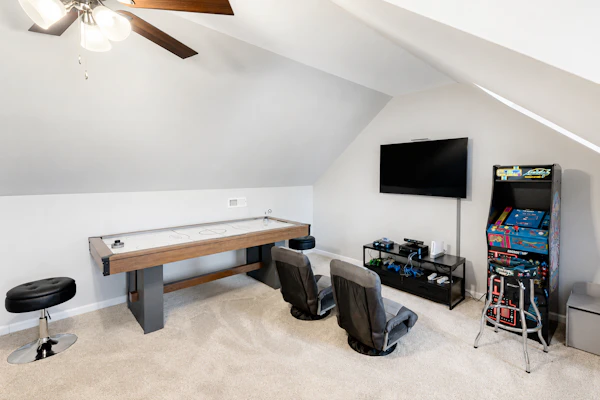 Fun & relaxing getaway with 2 game rooms, fire pits, deck, & more